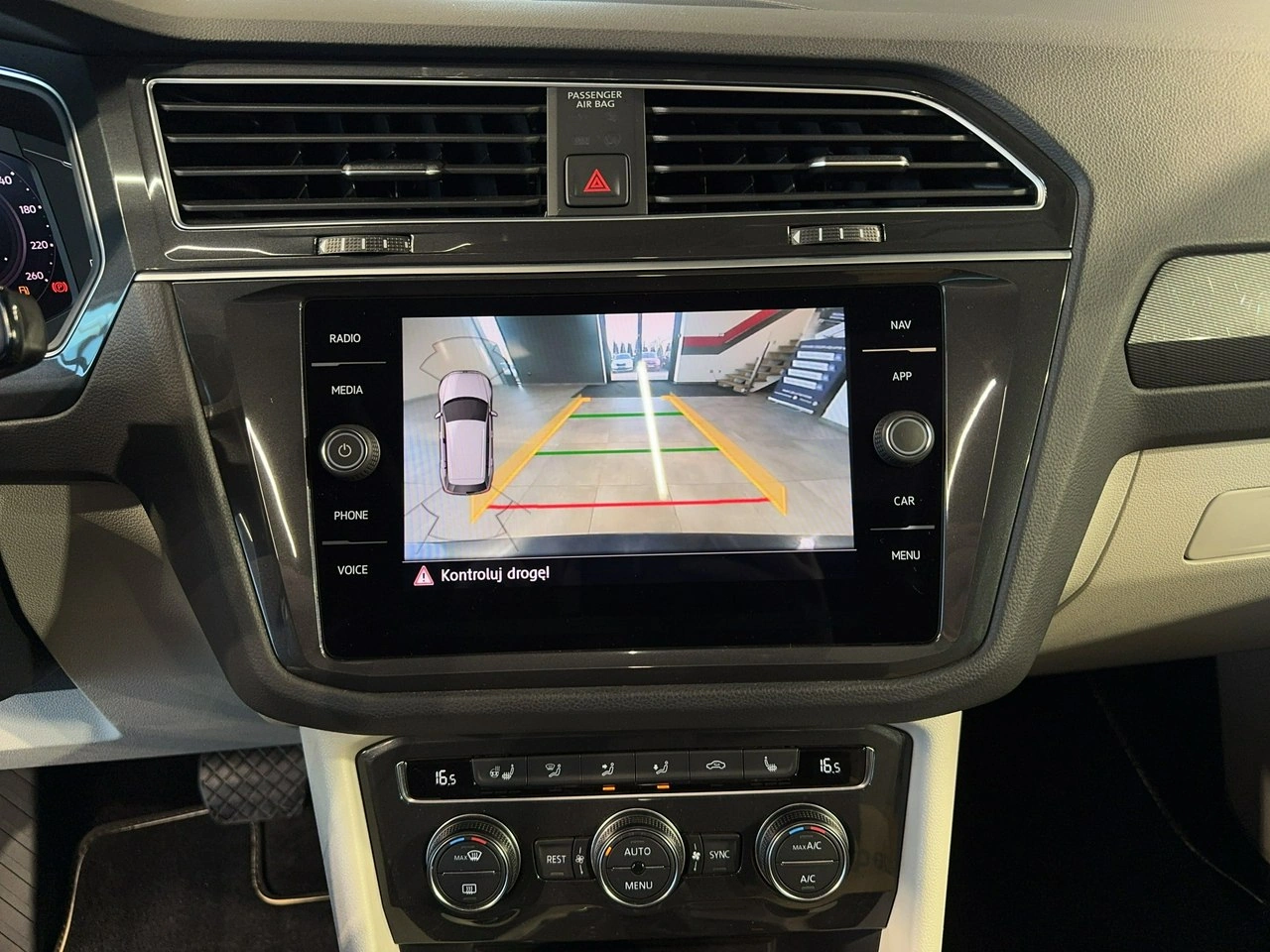 Volkswagen Tiguan - Zdjęcie 25