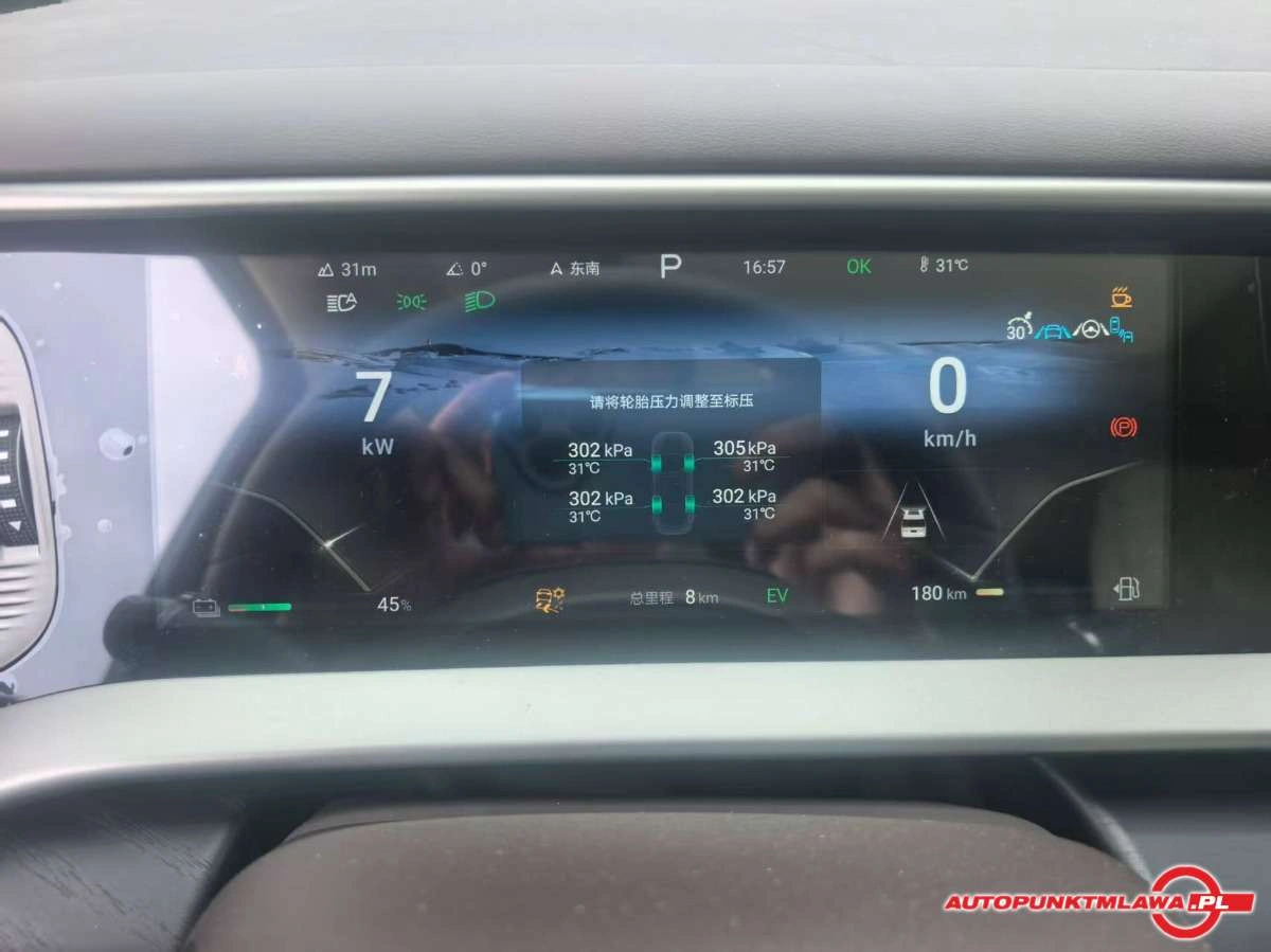 Denza D9 - Zdjęcie 8