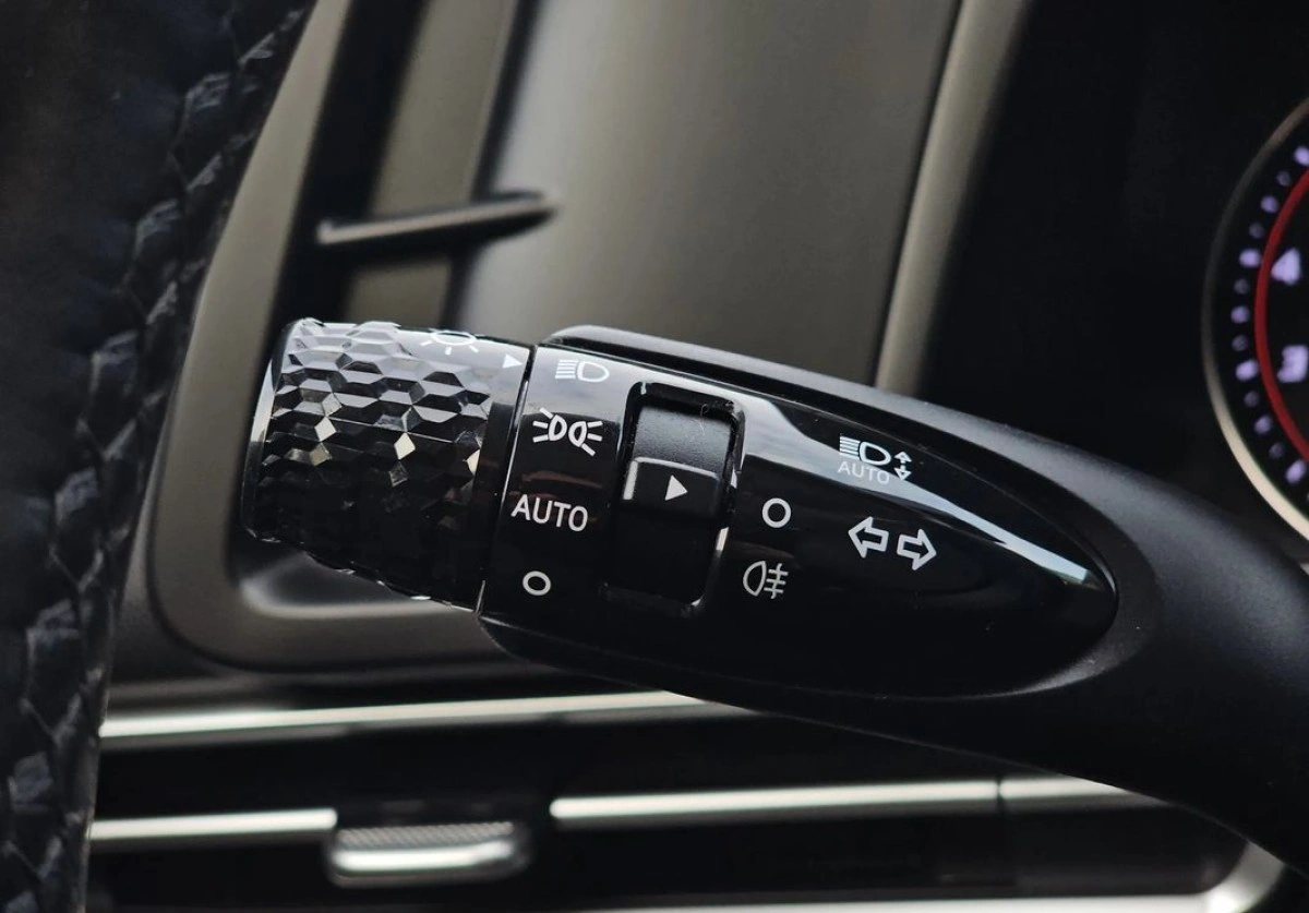 Hyundai Elantra - Zdjęcie 16