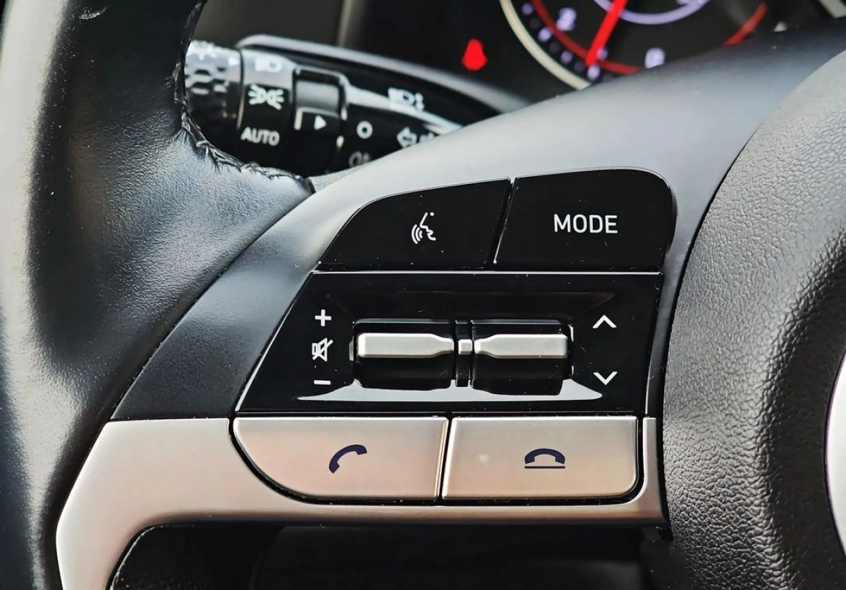 Hyundai Elantra - Zdjęcie 17