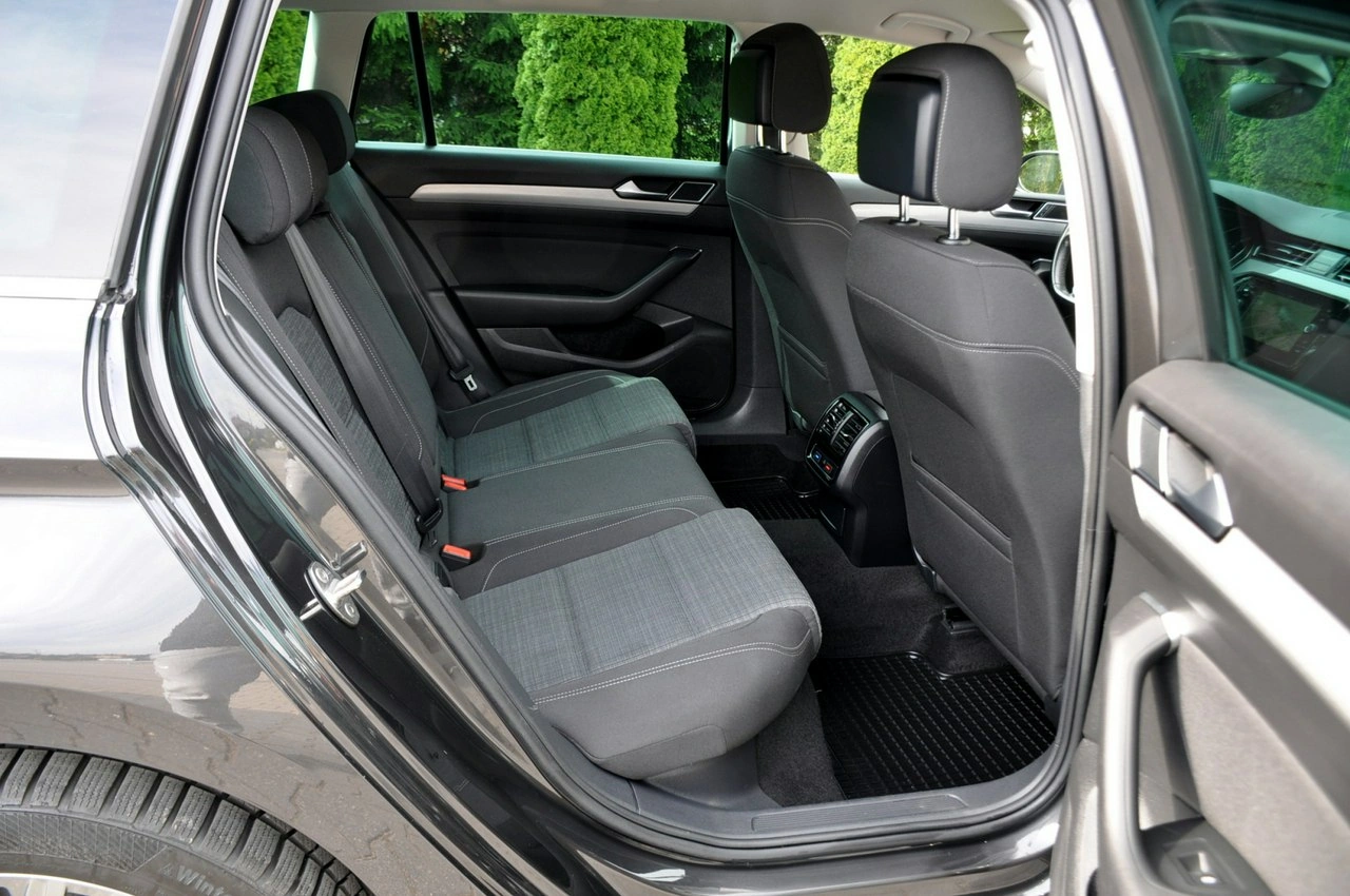 Volkswagen Passat Variant - Zdjęcie 18