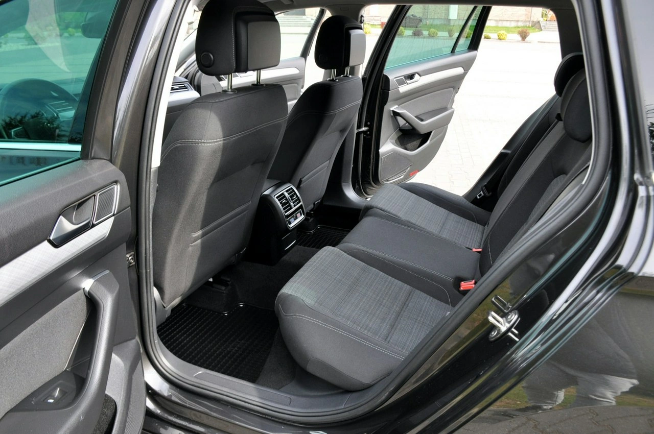 Volkswagen Passat Variant - Zdjęcie 20