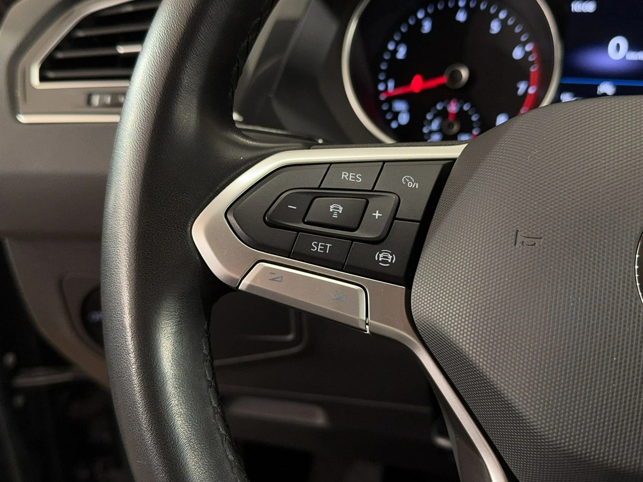 Volkswagen Tiguan - Zdjęcie 17