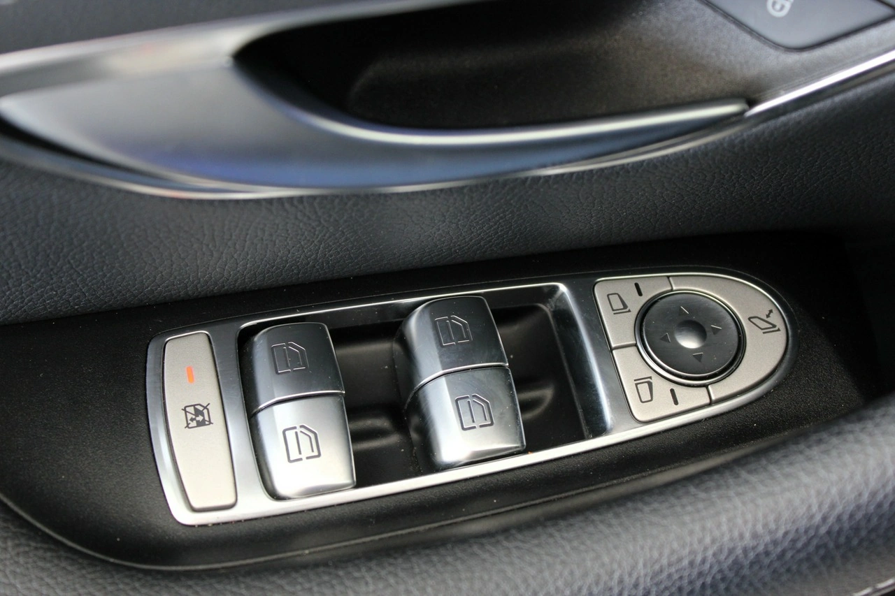 Mercedes E 220 - Zdjęcie 32