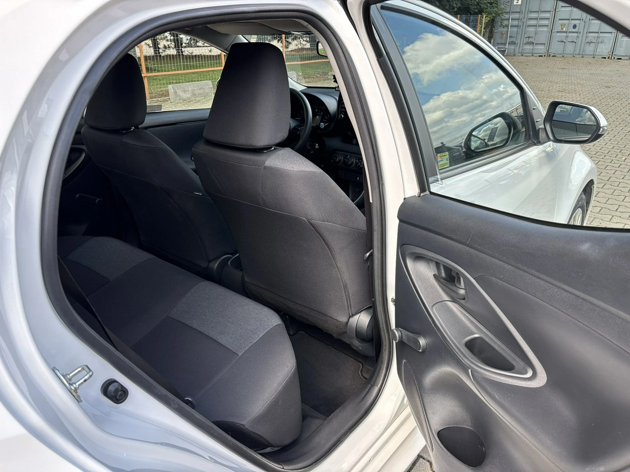 Toyota Yaris - Zdjęcie 17