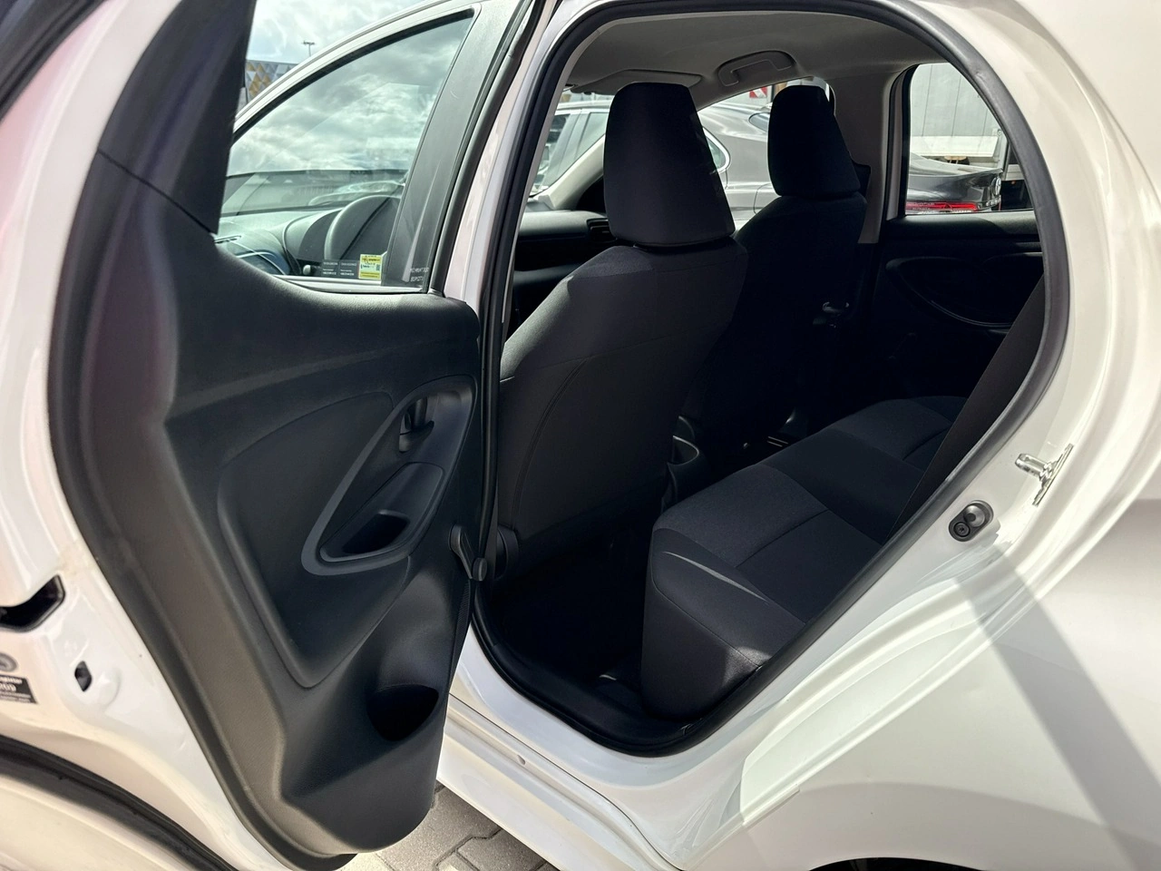 Toyota Yaris - Zdjęcie 12