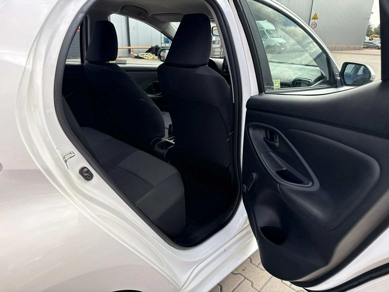 Toyota Yaris - Zdjęcie 15