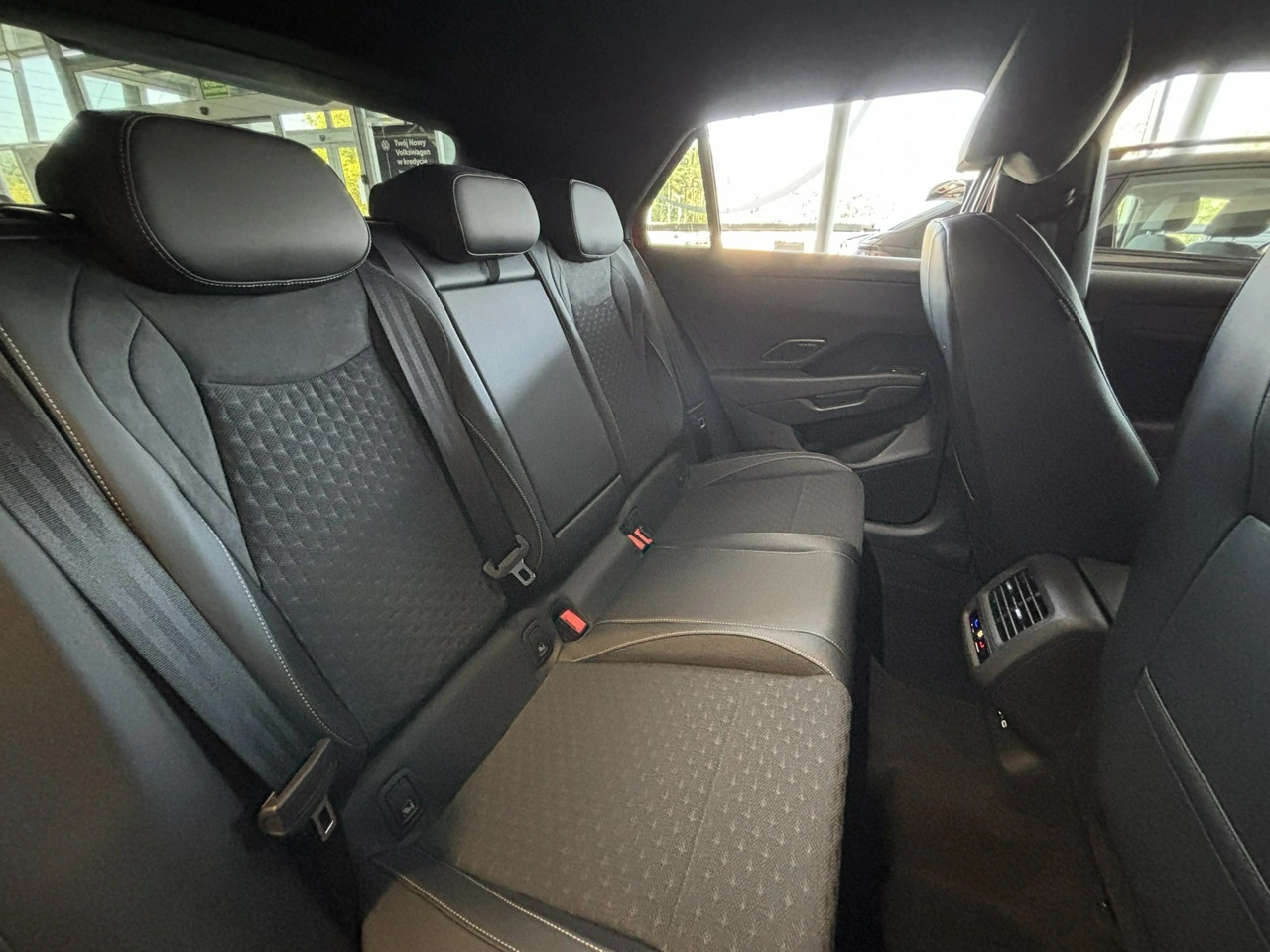 Volkswagen T-Roc - Zdjęcie 17