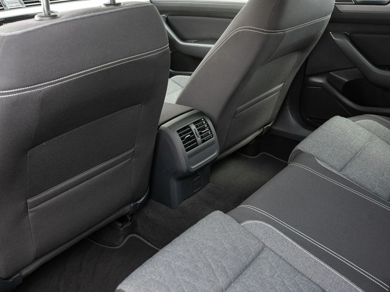 Volkswagen Passat - Zdjęcie 25