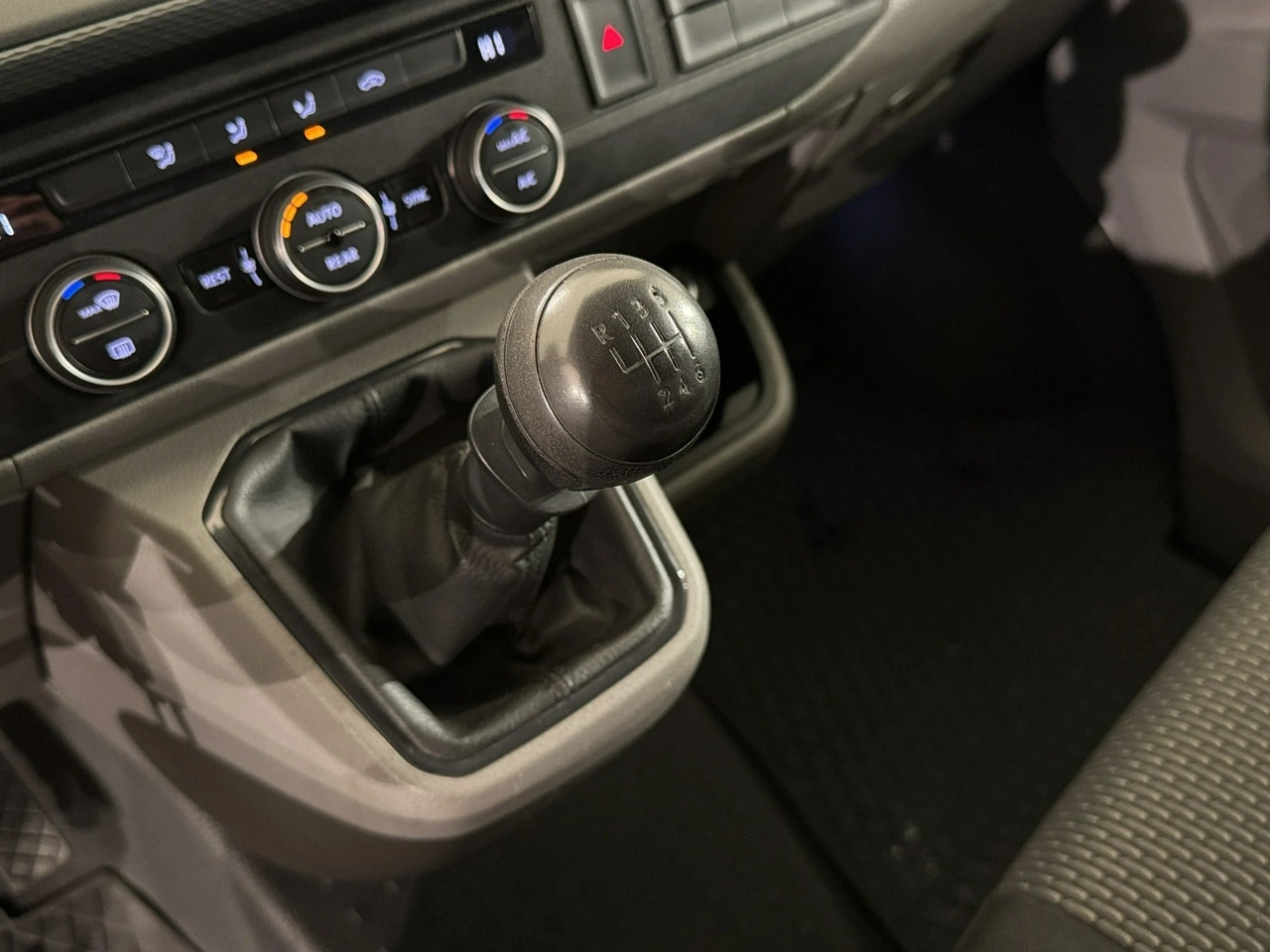 Volkswagen Caravelle - Zdjęcie 18