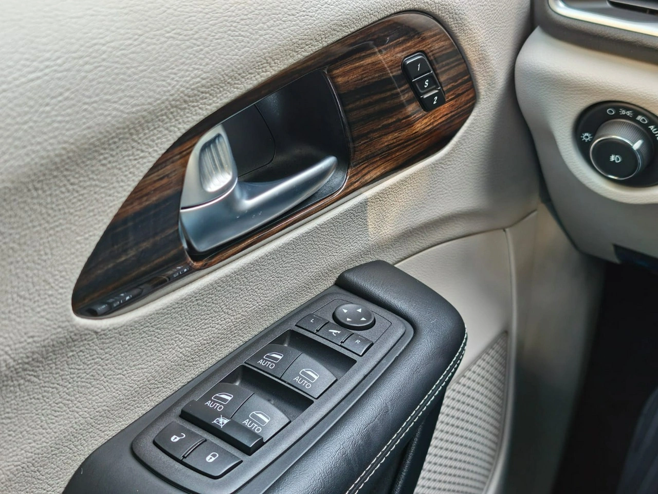 Chrysler Pacifica - Zdjęcie 10