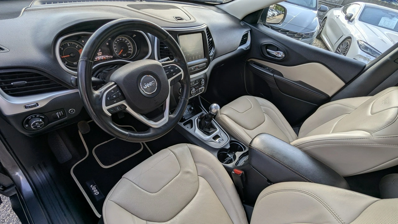 Jeep Cherokee - Zdjęcie 15