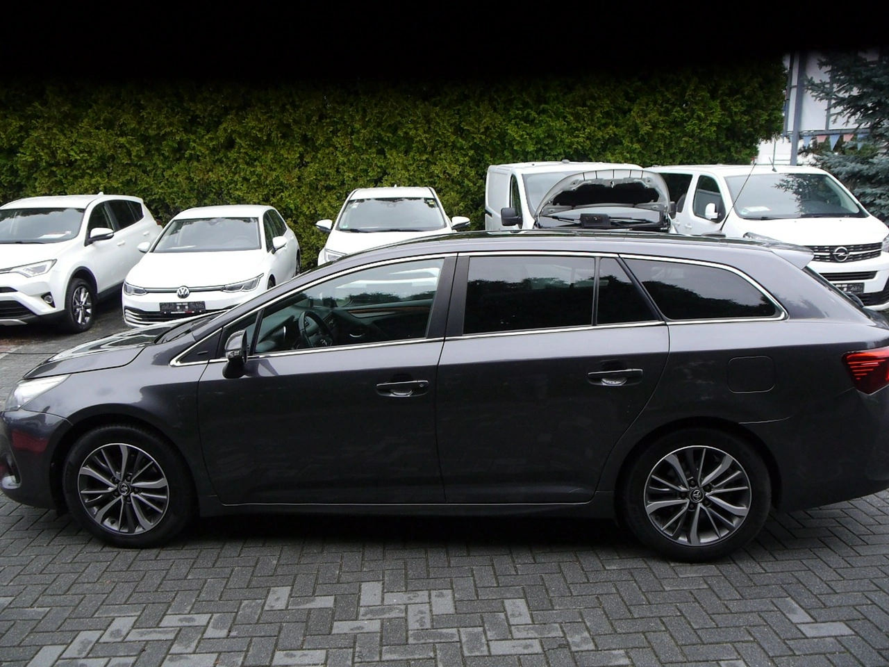 Toyota Avensis - Zdjęcie 9