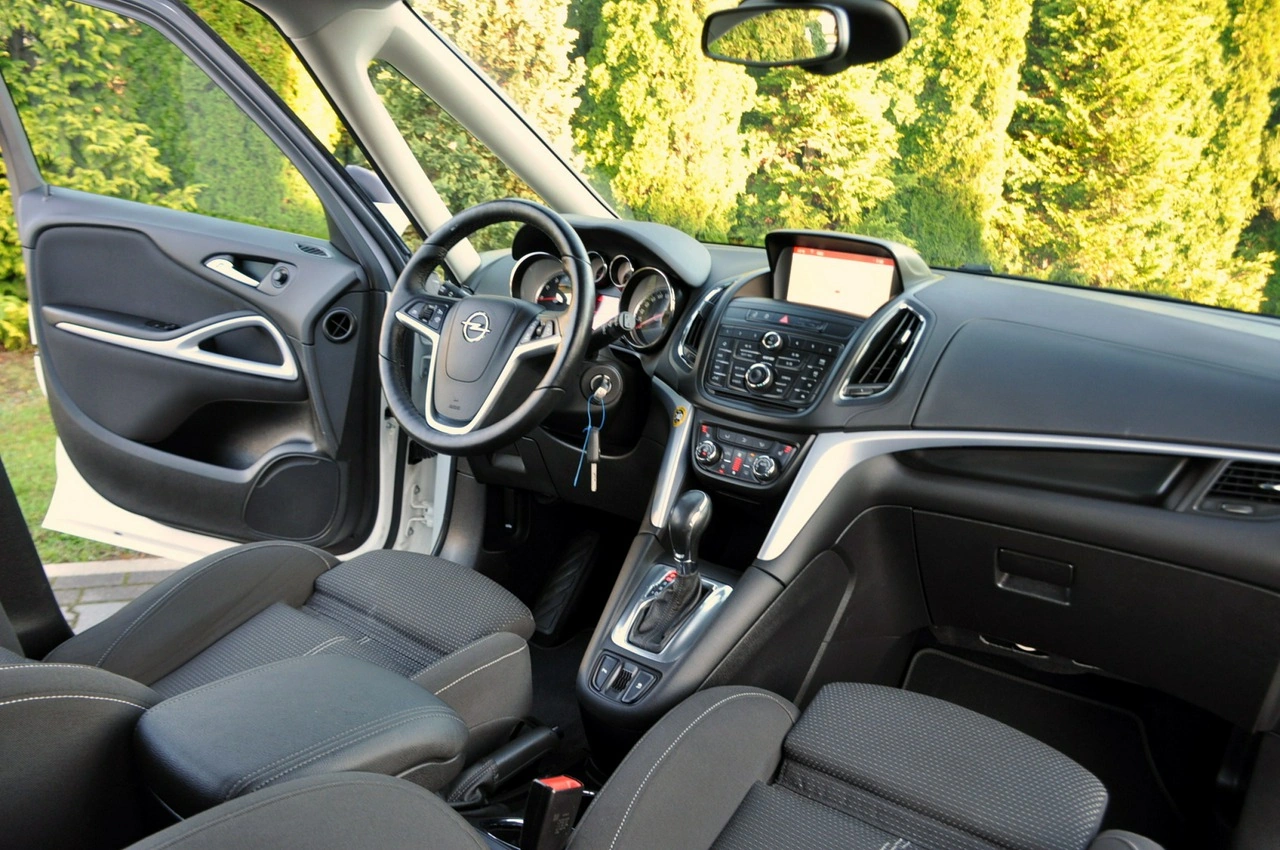Opel Zafira - Zdjęcie 24