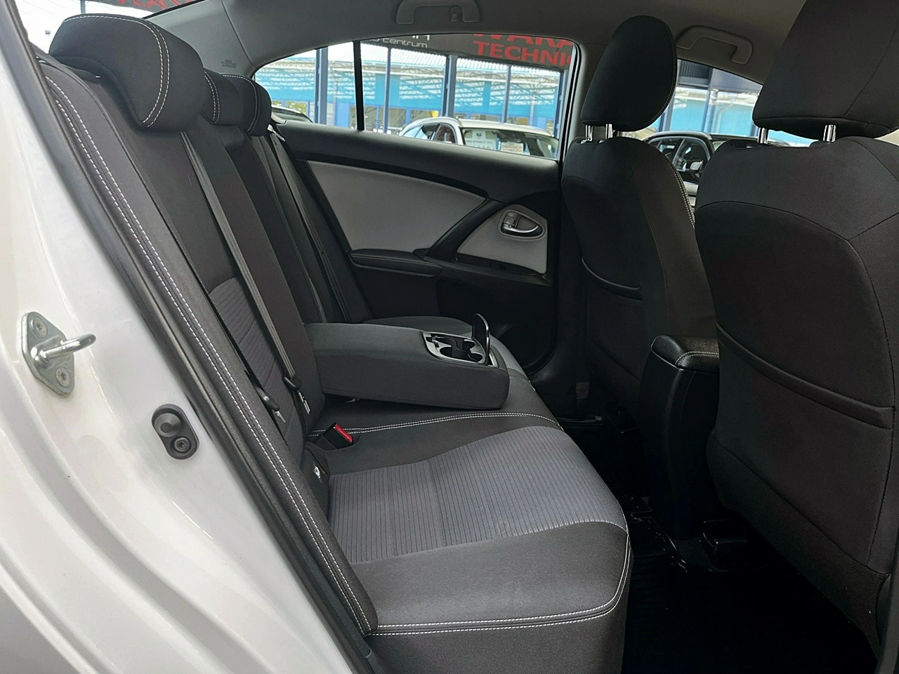 Toyota Avensis - Zdjęcie 11