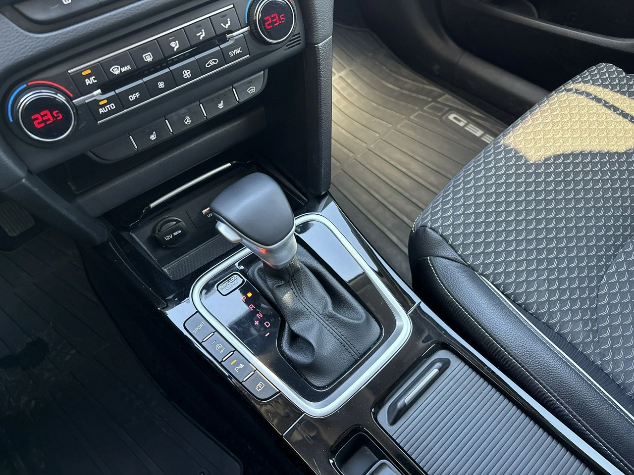 Kia Ceed - Zdjęcie 24