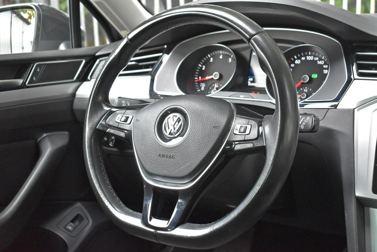 Volkswagen Passat Variant - Zdjęcie 16