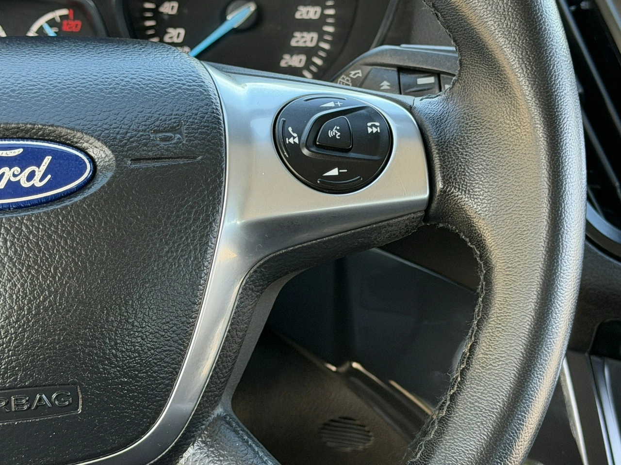 Ford Kuga - Zdjęcie 21