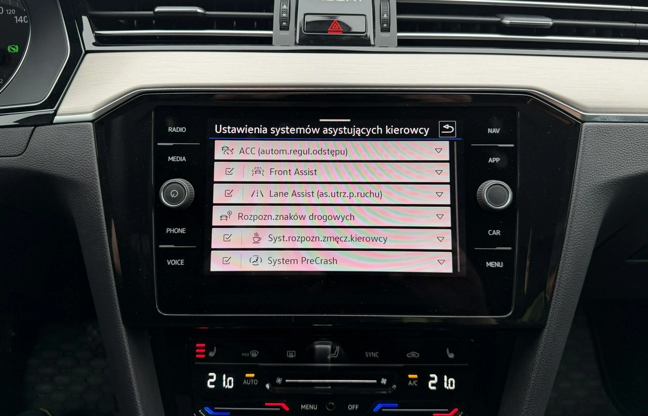 Volkswagen Passat - Zdjęcie 25