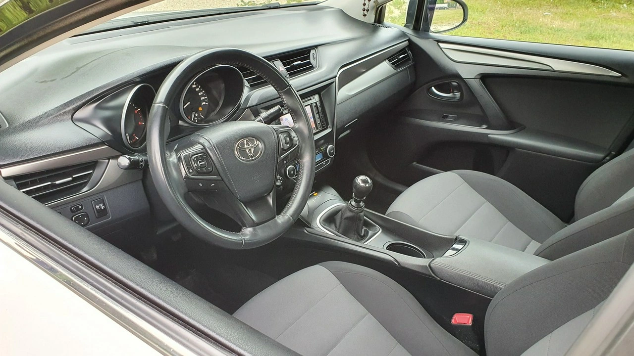 Toyota Avensis - Zdjęcie 10