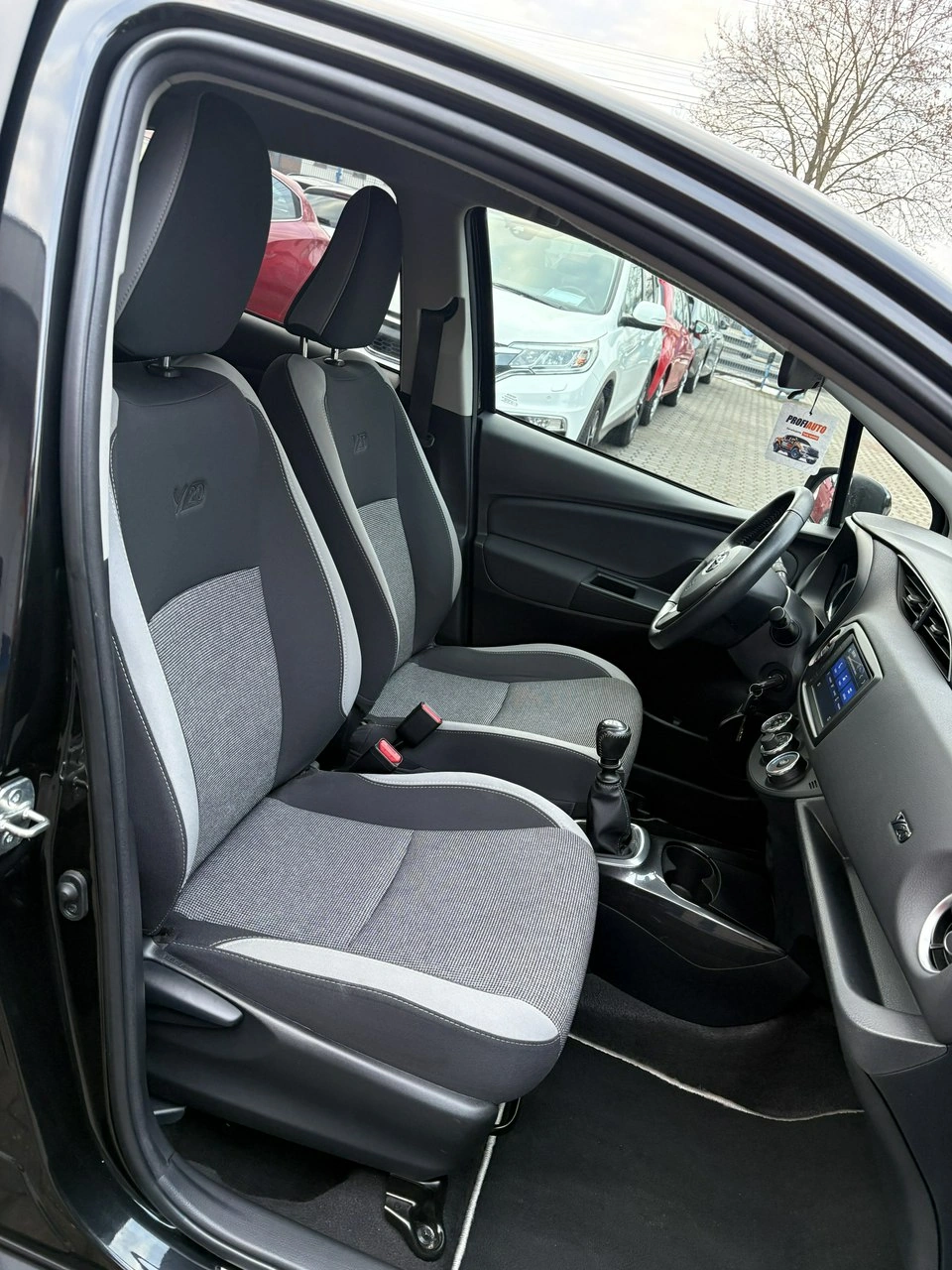 Toyota Yaris - Zdjęcie 14