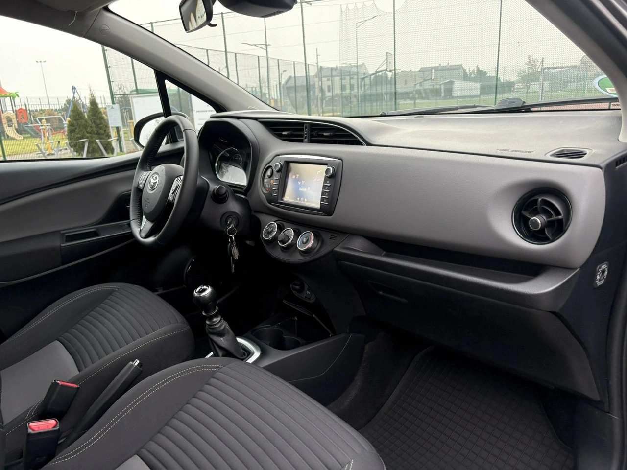 Toyota Yaris - Zdjęcie 12