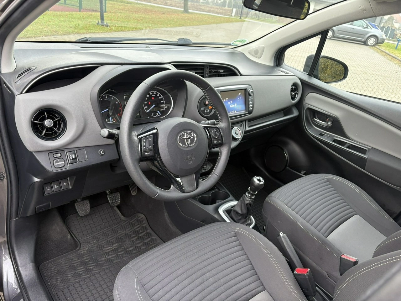 Toyota Yaris - Zdjęcie 8