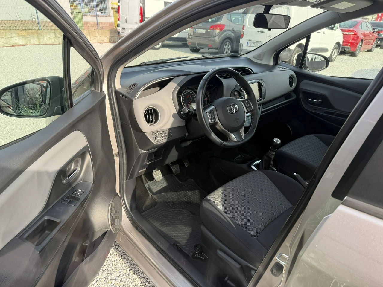 Toyota Yaris - Zdjęcie 9