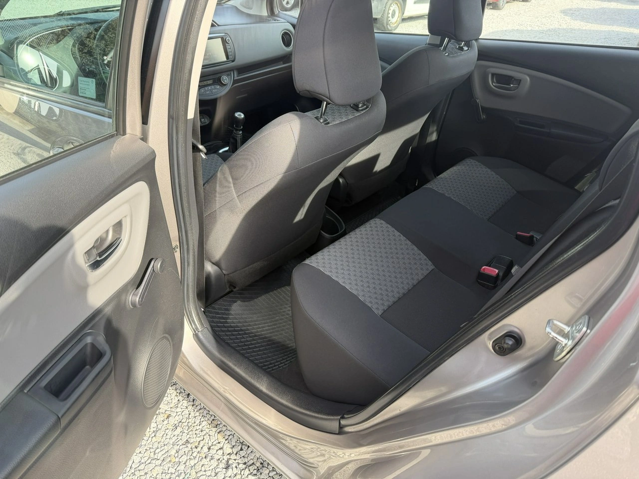 Toyota Yaris - Zdjęcie 24